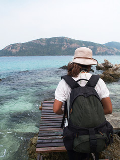 游客走的木桥的海的回来的海和山