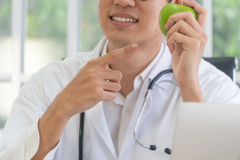 医生营养学家持有<strong>绿色</strong>苹果和点你的手指的苹果和微笑诊所<strong>健康</strong>的饮食概念营养食物处方为好<strong>健康</strong>水果医学