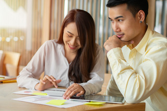 亚洲夫妻是计算收入和费用减少不必要的费用和规划借钱买新首页概念为投资规划和金融规划为的家庭