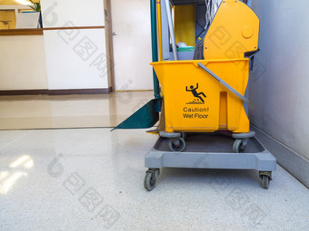 清洁工具车等待为女仆更清洁的的医院的警告迹象清洁过程的地板上建筑桶和集清洁设备的医院