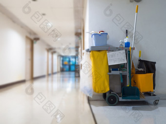 清洁工具车等待为女仆更清洁的的医院桶和集清洁设备的医院概念服务工人和设备为更清洁的和<strong>健康</strong>