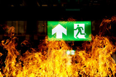 绿色火逃避标志挂的天花板的仓库的概念火逃避培训和准备为疏散
