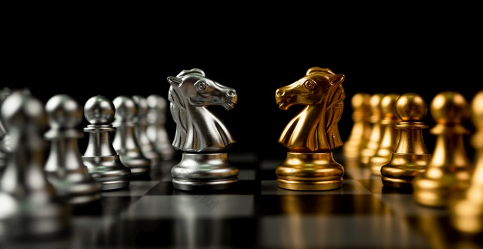 金和银马国际象棋块邀请脸脸和在那里是国际象棋块的背景概念竞争领导和业务愿景为赢得业务游戏
