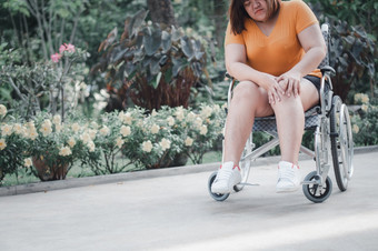 超重和肥胖女人坐着轮椅和持有她的膝盖疼痛导致<strong>炎症</strong>他的膝盖接收太多重量概念超重问题和健康哪