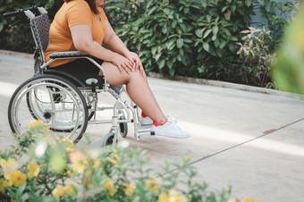 超重和肥胖女人坐着轮椅和持有她的膝盖疼痛导致<strong>炎症</strong>他的膝盖接收太多重量概念超重问题和健康哪
