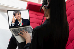 亚洲商人使视频调用客户为会说话的和展示工作通过的视频会议概念虚拟沟通技术工作在一起