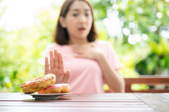 的美丽的亚洲健康的<strong>中间</strong>岁的女人坐着的阳台旁边的花园和拒绝吃的螺母概念健康哪和有营养的食物