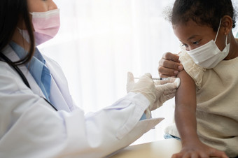 亚洲医生用户<strong>注射</strong>器针为<strong>注射</strong>接种疫苗非洲美国孩子们是被科维德接种疫苗为预防冠状病毒和流感概念免疫接种从接种