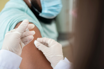 非洲美国穿医疗面具和被科维德接种疫苗为的预防冠状病毒和流感概念免疫接种从接种