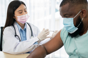 亚洲医生用户注射器针为注射接种疫苗非洲美国被科维德接种疫苗为<strong>预防</strong>冠状病毒和<strong>流感</strong>概念免疫接种从接种