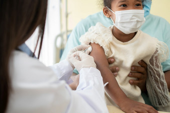 亚洲医生用户注射器针为注射<strong>接种</strong>疫苗非洲美国孩子们是被科维德<strong>接种</strong>疫苗为预防冠状病毒和流感概念<strong>免疫接种</strong>从<strong>接种</strong>