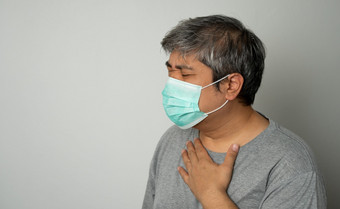 生病的亚洲男人。穿医疗脸面具和咳嗽和覆盖他的<strong>口</strong>与手概念保护流感<strong>大</strong>流行冠状病毒和呼吸疾病