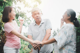 快乐家庭走在一起的花园<strong>老</strong>上了年纪的使用走坚持帮助走平衡概念<strong>爱</strong>和哪的家庭和健康保险为家庭