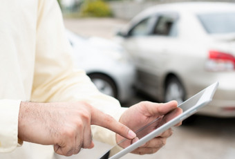 商人使用智能手机为采取照片发送保险概念索赔保险为车事故在线后发送照片和证据的保险公司