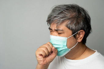 生病的亚洲男人。穿医疗脸面具和咳嗽和覆盖他的<strong>口</strong>与手概念保护流感<strong>大</strong>流行冠状病毒和呼吸疾病