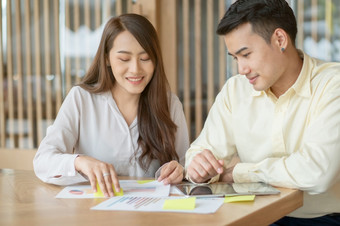 亚洲夫妻是计算收入和费用减少不必要的费用和规划借钱买新首页概念为投资规划和金融规划为的家庭
