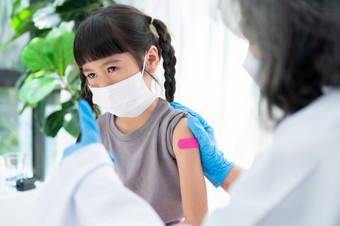 医生粘贴的药用石膏后接种疫苗肩膀亚洲女孩孩子们医院儿科医生使疫苗接种为孩子们疫苗接种<strong>免疫</strong>接种疾病预防概念