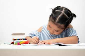 可爱的可爱的亚洲少数民族孩子女孩持有颜色笔画和绘画的<strong>表格</strong>她有有趣的和笑着说概念学习和享受有<strong>创意</strong>的爱好孩子发展