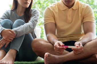 不开心亚洲女人持有和看怀<strong>孕</strong>测试和负结果她的担心关于的的关系与她的丈夫问题产生从不<strong>孕</strong>不育概念不<strong>孕</strong>不育和医疗