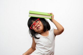 有趣的和快乐亚洲小学前<strong>教育</strong>女孩穿红色的眼镜持有绿色书的头白色孤立的背景概念学校孩子和<strong>教育</strong>小学和学前<strong>教育</strong>首页学校