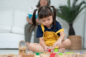 可爱的亚洲小女孩玩与色彩斑斓的玩具块孩子们玩与教育玩具<strong>幼儿</strong>园<strong>托</strong>儿所有创意的玩孩子发展概念蹒跚学步的孩子<strong>托</strong>儿所