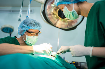 亚洲专业外科医生团队执行手术的操作房间外科医生助理和护士执行手术病人健康哪癌症和疾病治疗概念
