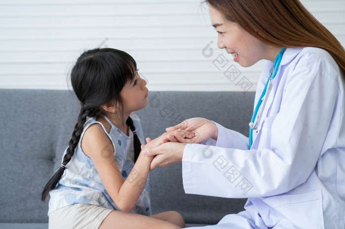 亚洲女人儿科医生医生持有听诊器为考试小女孩病人和真见鬼心肺孩子好家庭医生参观孩子首页医疗保健和医学为童年概念