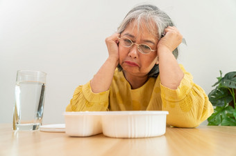 不开心亚洲高级女人厌食症和说准备好了餐上了年纪的<strong>首页</strong>独自一人和无聊<strong>食物</strong>和食欲