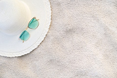 帽子和眼镜是位于的海蓝色的海海滩清晰的一天