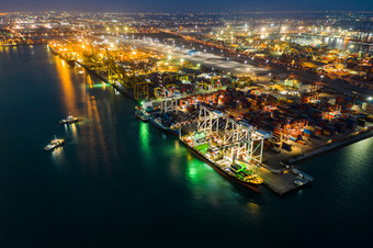 工业业务国际海运费站大货物容器船以上视图弗罗姆无人机相机晚上在照明泰国