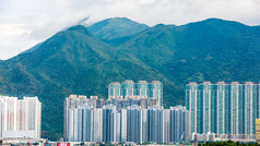 建筑塔公寓和山背景在香港香港岛中国的多雨的季节