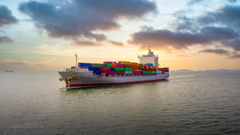 容器船航行的海洋业务货物物流服务和运输国际容器船的海洋运费运输空中视图容器加载货物运费