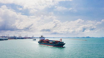 容器船航行的海洋业务货物物流服务和运输国际容器船的海洋运费运输空中视图容器加载货物运费