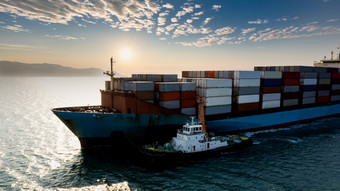 <strong>容器</strong>船运输大货物物流进口出口货物在国际上在世界范围内包括亚洲太平洋和欧洲行业业务服务运输<strong>容器</strong>船海洋和在阳光背景照片空中视图从无人机