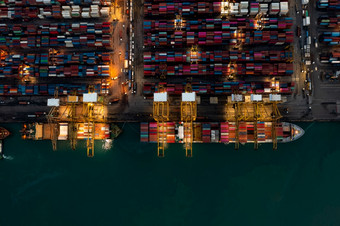 容器船进口出口和业务物流服务国际运输业务物流概念空中前视图晚上泰国