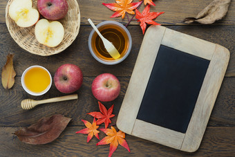 表格前视图空中图像装饰秋天收获季节罗什的新年一天背景conceptflat躺红色的苹果与蜂蜜蜜蜂和橙色枫木叶所有对象现代乡村棕色（的）木