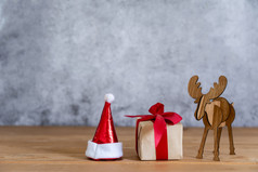 配件快乐圣诞节装饰快乐新一年饰品概念礼品盒子与圣诞老人老人他与驯鹿对象聚会，派对季节现代乡村棕色（的）灰色石头背景