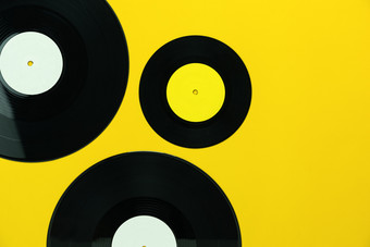 表格前视图音乐的仪器复古的概念平躺对象的许多音乐磁盘现代乡村黄色的纸首页办公室桌子上复制空间为有创意的设计文本和词