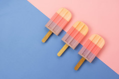 表格前视图空中图像标志食物夏天季节假期背景概念平躺柔和的冰奶油现代乡村蓝色的海纸和粉红色的背景极简主义设计复制空间