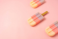 标志食物夏天季节假期背景概念躺甜蜜的柔和的冰奶油现代乡村粉红色的纸背景极简主义柔和的色彩斑斓的的想法有创意的设计复制空间为有创意的