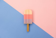 表格前视图空中图像标志食物夏天季节假期背景概念平躺柔和的甜蜜的冰奶油现代乡村粉红色的纸背景极简主义和复制空间设计词