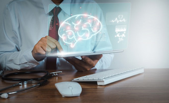 医生使用平板电脑技术为研究和分析大脑数字<strong>医疗</strong>保健和网络连接全息图现代虚拟屏幕接口<strong>医疗</strong>和未来主义的概念医院
