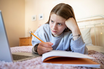 强调女少年有问题使用移动PC为家庭作业首页学校教育