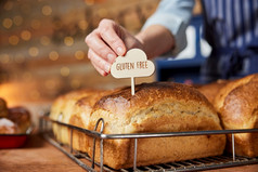 销售助理面包店把谷蛋白免费的标签成新鲜烤烤酵母饼面包