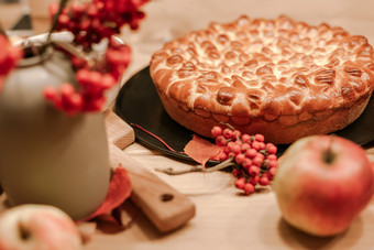 感恩节秋天传统的自制的苹果脚木董事会为秋天假期餐厅舒适的首页情绪