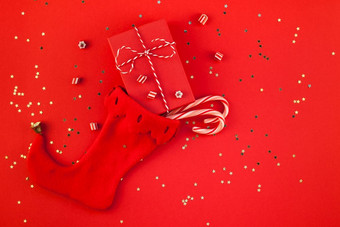 有创意的新一年圣诞节礼物包装丝带平躺前视图圣诞节假期庆祝活动手工制作的礼物盒子诺埃尔长袜红色的纸背景Copyspace模板问候卡文本设计