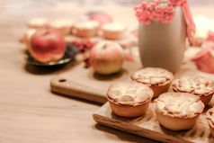 感恩节秋天传统的自制的苹果脚木董事会为秋天假期餐厅舒适的首页情绪