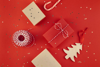 新一年圣诞节礼物包装丝带平躺前视图圣诞节假期庆祝活动手工制作的礼物盒子红色的纸金闪光背景Copyspace模板模型问候卡文本设计