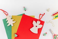 新一年圣诞节装饰礼物使平躺前视图圣诞节假期庆祝活动准备Diy概念装饰白色自然光背景模板为问候卡你的设计