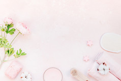 水疗中心美化妆品和身体哪治疗概念与复制空间有创意的前视图平躺作文与浴配件和玫瑰肥皂棉花花丝瓜粉红色的大理石表格背景